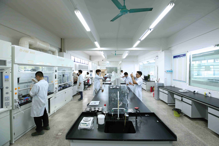 中联邦研发人员进行实验测试